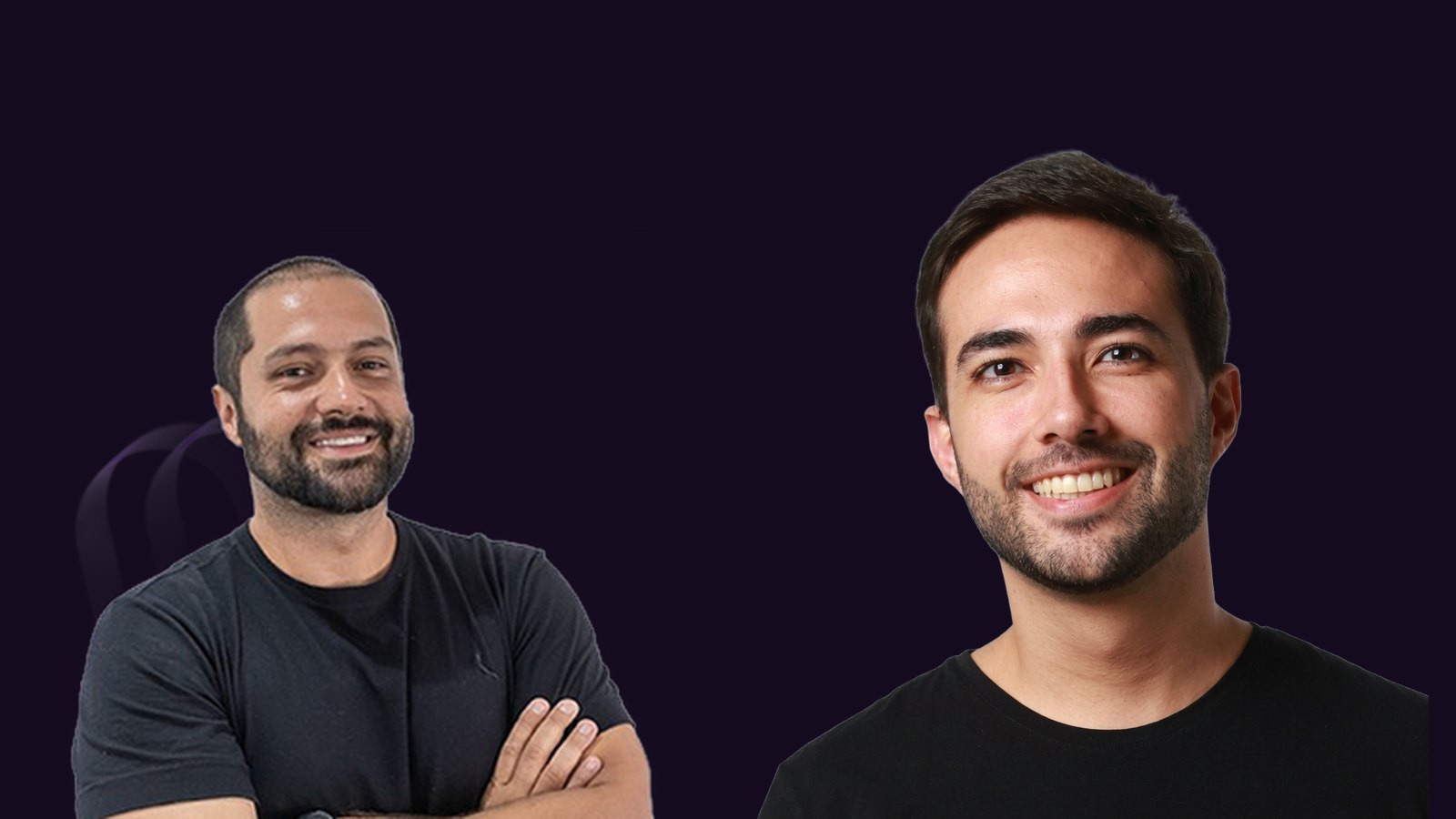 João Risoléo, à esquerda, e Pedro Mafra, à direita, sorrindo, de camiseta preta, sobre fundo escuro